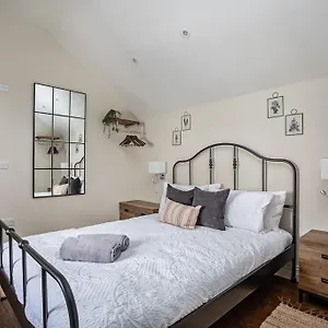 https://paradise-square-remodelled-18th-century-apartment.yorkshirehotels.net